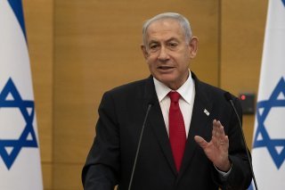 Benjamin Netanyahu étant lui-même jugé pour corruption dans plusieurs affaires, si la réforme était adoptée, elle pourrait être utilisée pour casser une éventuelle condamnation, avancent ses détracteurs.